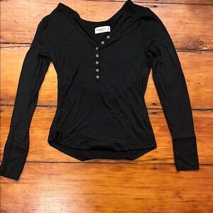 Abercrombie & Fitch Black Buttoned Long Sleeve Tee